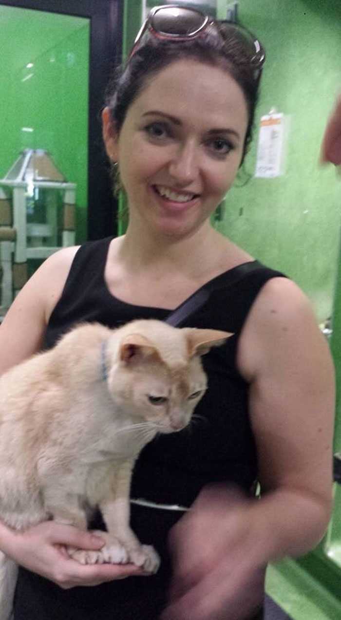 O рisiсă dе lа аdăроst în vârstă dе 13 аni еstе аdорtаtă și nu роаtе аdоrmi dесât dасă оmul lui își ținе lаbа
